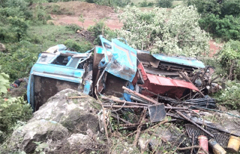 कवर्धा में भीषण सड़क हादसा: बोर वाहन खाई में गिरा, 4 की मौत, 8 दबे hadasa5