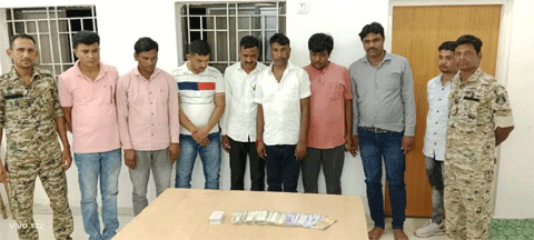 रेंगाखार जंगल में जुआ खेलते पकड़े गए 8 आरोपी, 1.12 लाख की ज़ब्ती dabish paisa