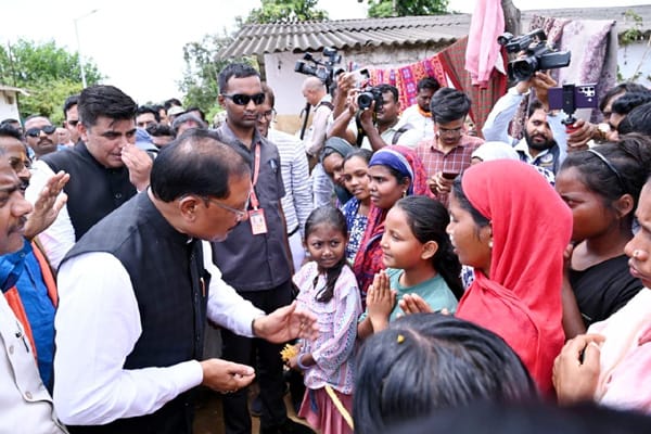 बाढ़ प्रभावितों का हाल जानने उनके बीच पहुँचे मुख्यमंत्री श्री साय: अधिकारियों को राहत एवं पुनर्वास कार्यों में तेजी लाने के निर्देश cm sai ji