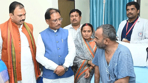 दुर्घटना में घायल विशंभर यादव और नीलू गुप्ता से मिले मुख्यमंत्री, इलाज के लिए 5-5 लाख की सहायता  एम्स रायपुर पहुंचे मुख्यमंत्री साय, घाय